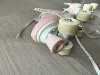 Patines de bota rosas con protecciones