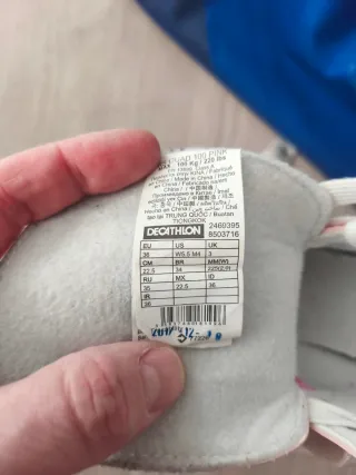 Patines de bota rosas con protecciones