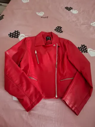 Cazadora polipiel roja, talla L equivale a una M