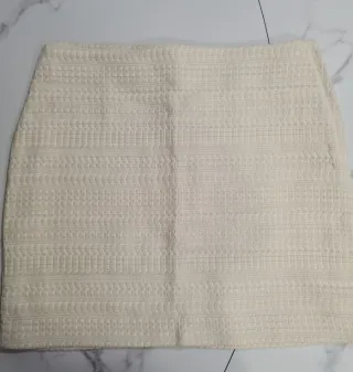 Falda beige texturizado. Nueva con etiqueta