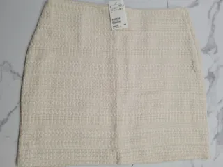 Falda beige texturizado. Nueva con etiqueta