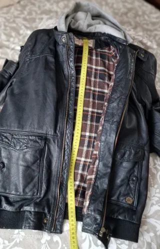 Cazadora de cuero negra con capucha