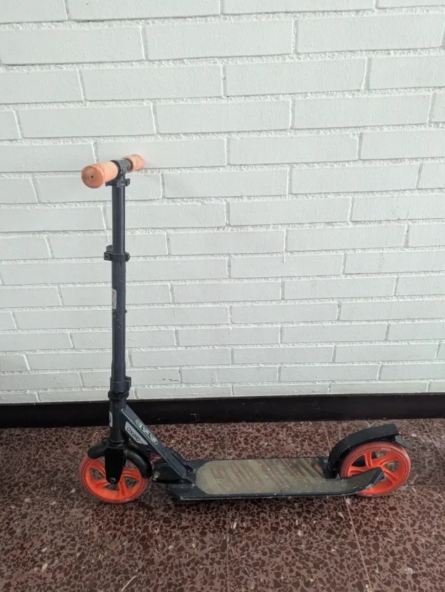 Patinete infantil naranja y negro