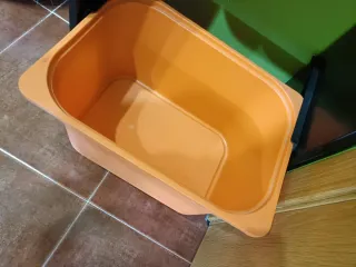 Scaffale Trofast Ikea con 3 ceste arancioni