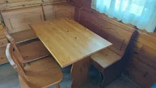 Banco esquinero madera con mesa y 2 sillas