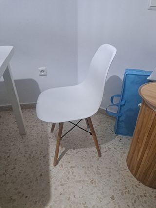 Mesa y 4 Sillas Blancas