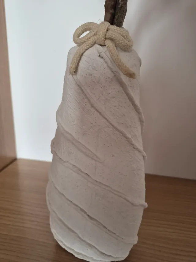 Jarrón artesanal tipo papel mache, minimalista