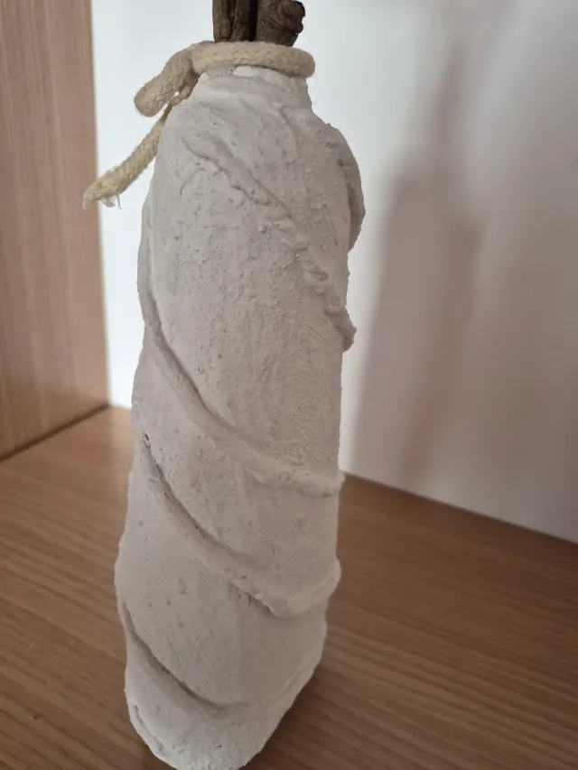 Jarrón artesanal tipo papel mache, minimalista