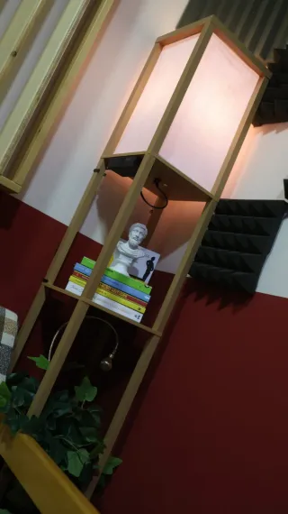 Lampada da terra dimmerabile con scaffale