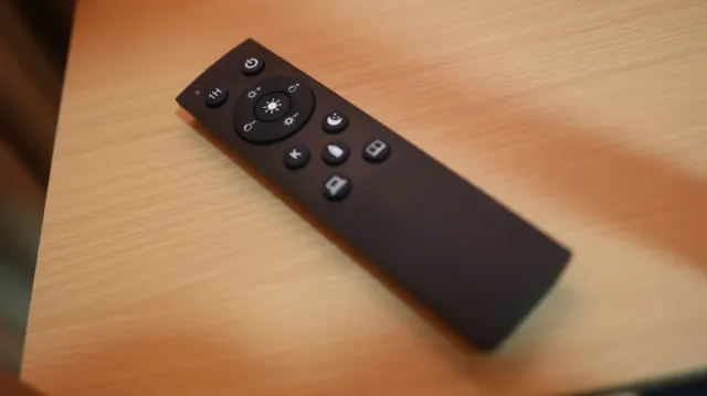 Lampada da terra dimmerabile con scaffale