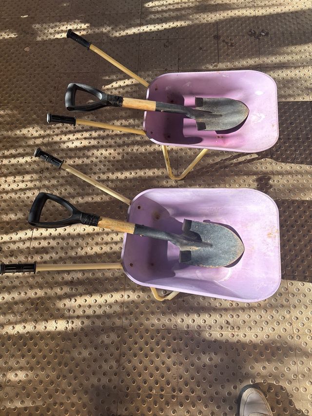 2 Carritos de jardín con palas