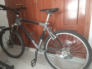 Bicicleta de montaña gris