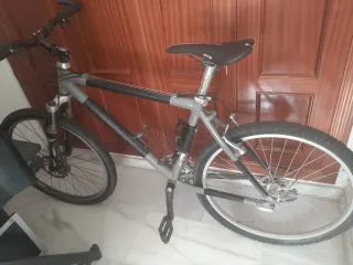 Bicicleta de montaña gris