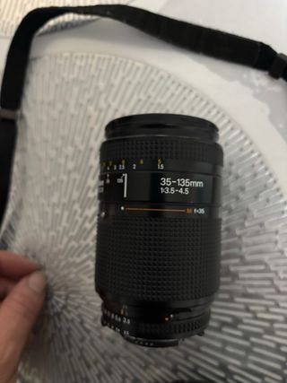 Cámara Nikon F-601 + Objetivo AF Nikkor 35-135mm