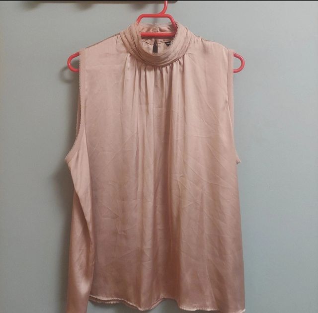 Blusa Zara rosa satinada cuello alto sin mangas