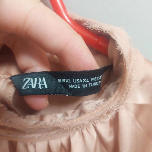 Blusa Zara rosa satinada cuello alto sin mangas