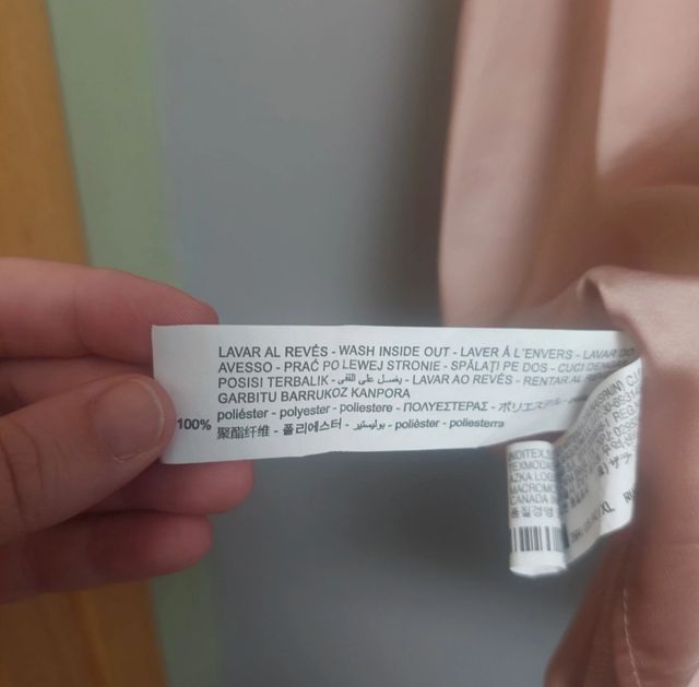 Blusa Zara rosa satinada cuello alto sin mangas