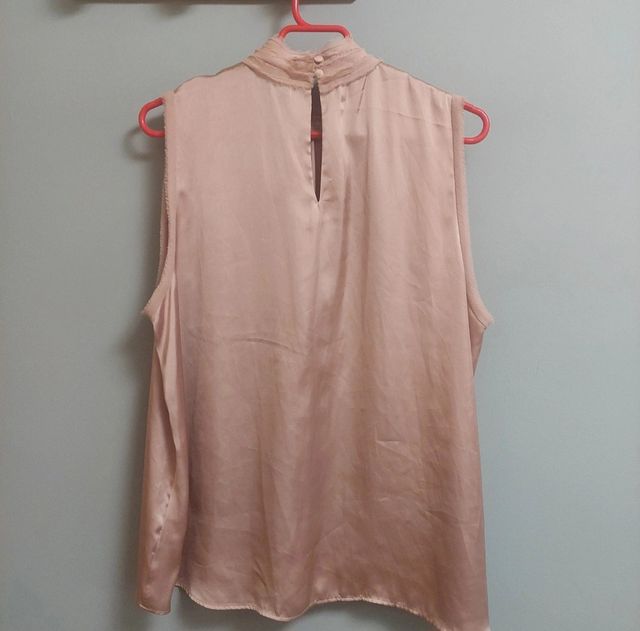 Blusa Zara rosa satinada cuello alto sin mangas