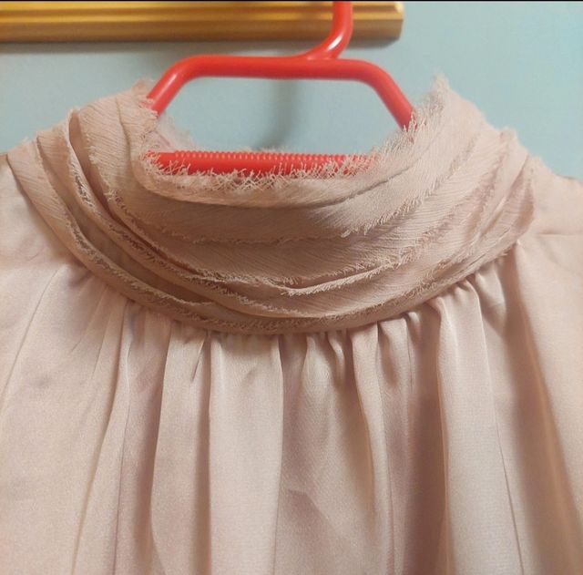 Blusa Zara rosa satinada cuello alto sin mangas