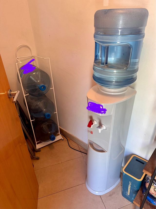 Dispensador de agua azul y blanco