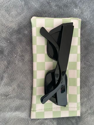 Gafas de sol negras cuadradas junto funda