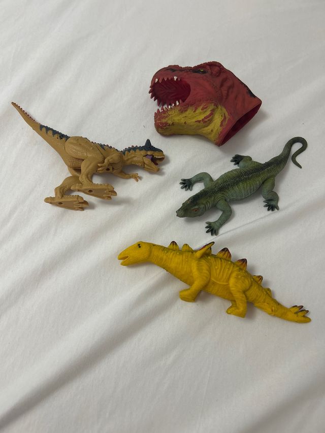 Lote de 4 figuras de dinosaurios
