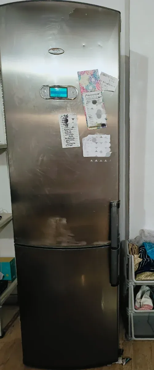 Nevera gris con congelador abajo