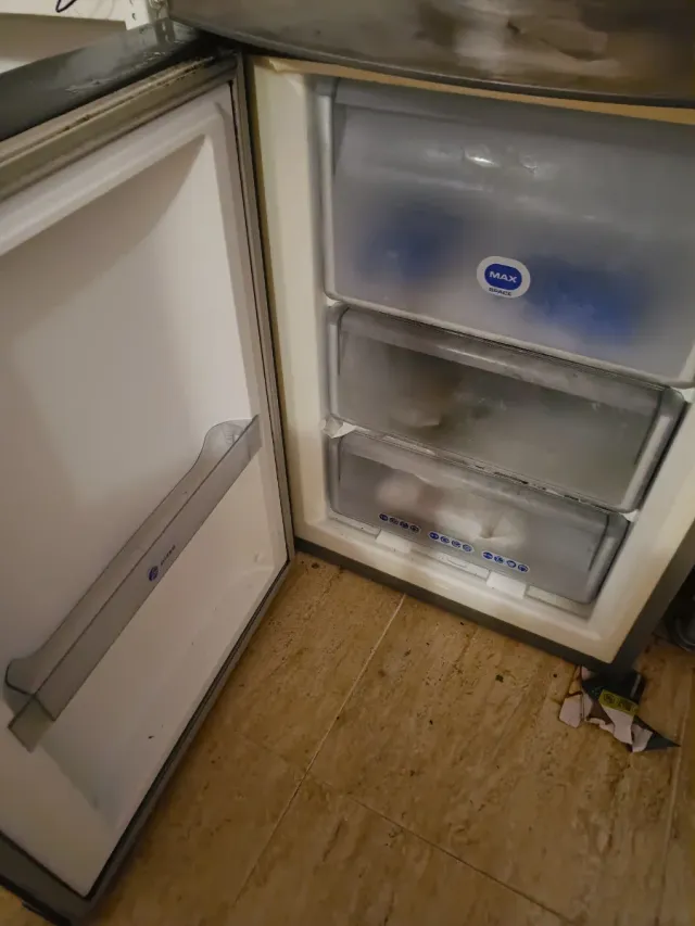 Nevera gris con congelador abajo