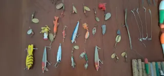 Lote de pesca: señuelos, flotadores, plomos, etc