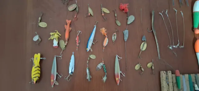 Lote de pesca: señuelos, flotadores, plomos, etc