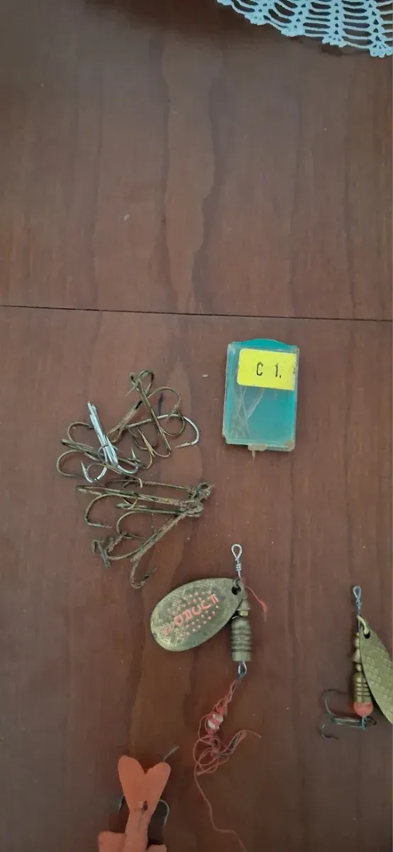 Lote de pesca: señuelos, flotadores, plomos, etc