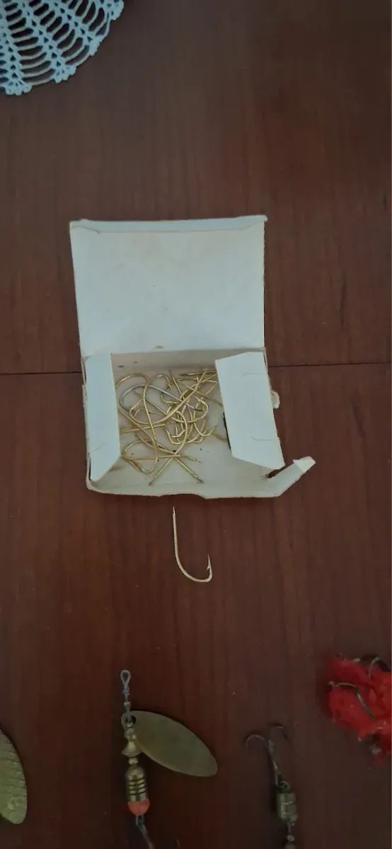 Lote de pesca: señuelos, flotadores, plomos, etc