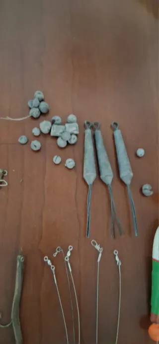Lote de pesca: señuelos, flotadores, plomos, etc