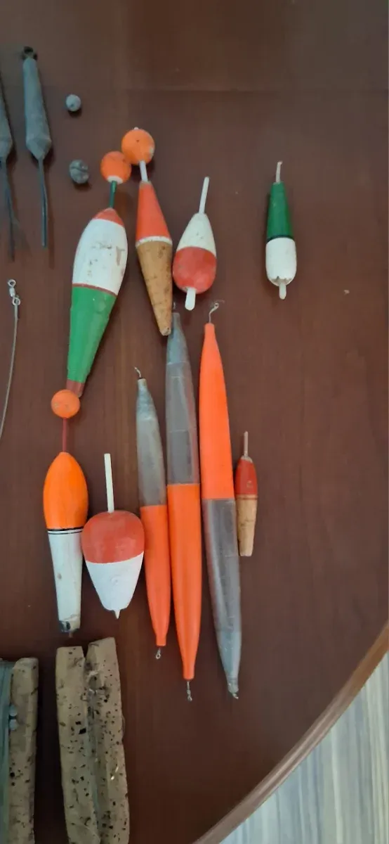 Lote de pesca: señuelos, flotadores, plomos, etc