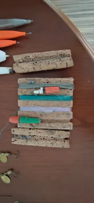 Lote de pesca: señuelos, flotadores, plomos, etc