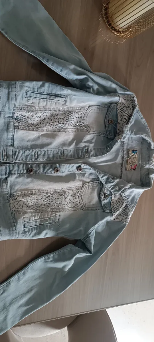 Cazadora vaquera con encaje