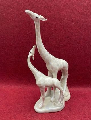 Preciosa figura de jirafas de porcelana