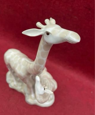 Preciosa figura de jirafas de porcelana