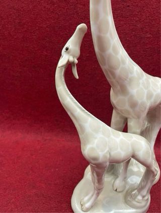 Preciosa figura de jirafas de porcelana