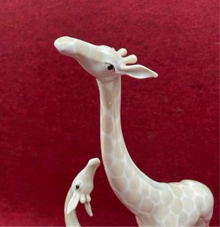 Preciosa figura de jirafas de porcelana