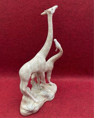 Preciosa figura de jirafas de porcelana