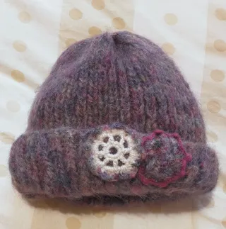 Cappello lana fatto a mano con fiori