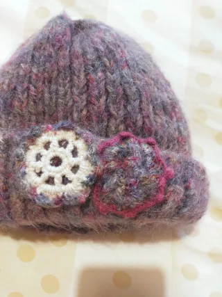 Cappello lana fatto a mano con fiori