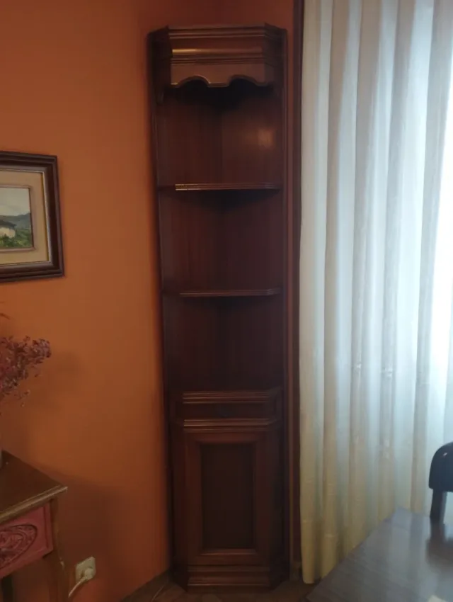 Esquinero de madera con puerta