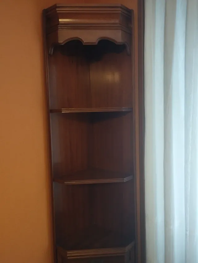 Esquinero de madera con puerta