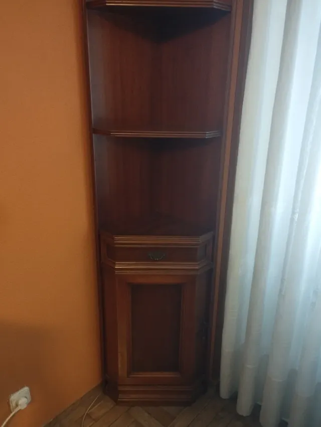 Esquinero de madera con puerta