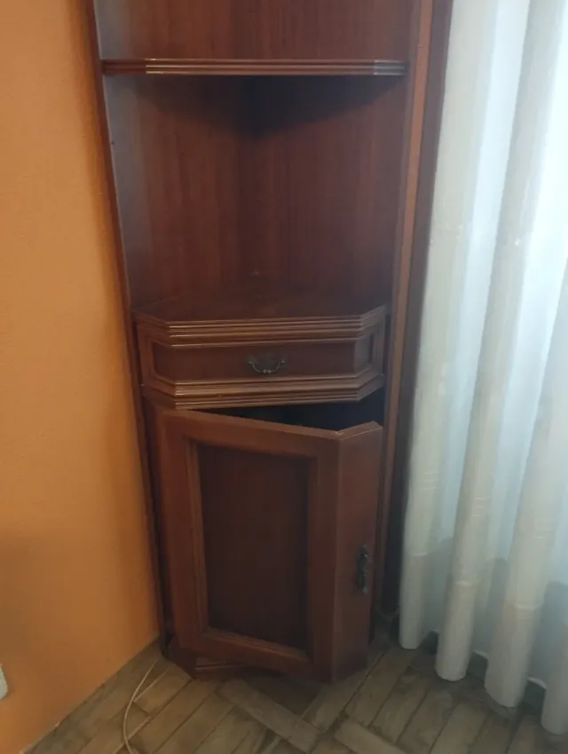 Esquinero de madera con puerta