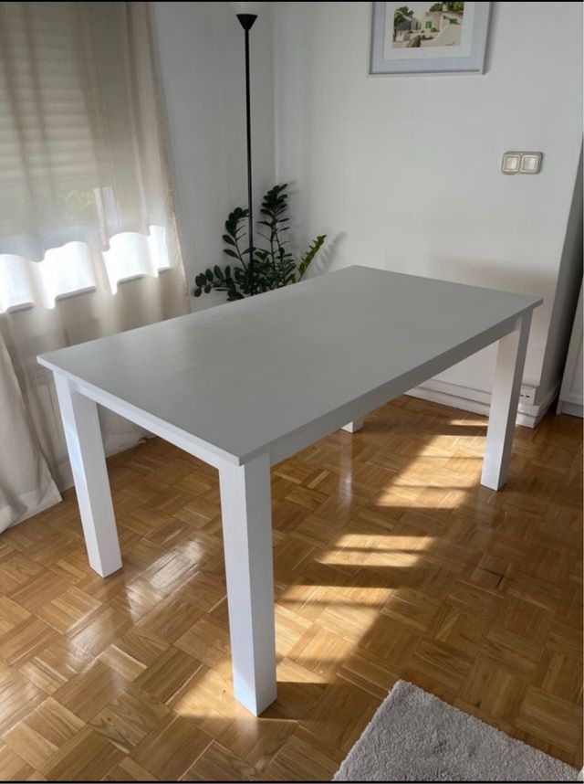 Mesa de comedor blanca de madera