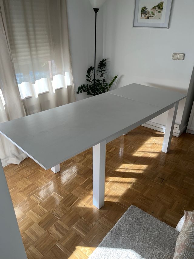 Mesa de comedor blanca de madera