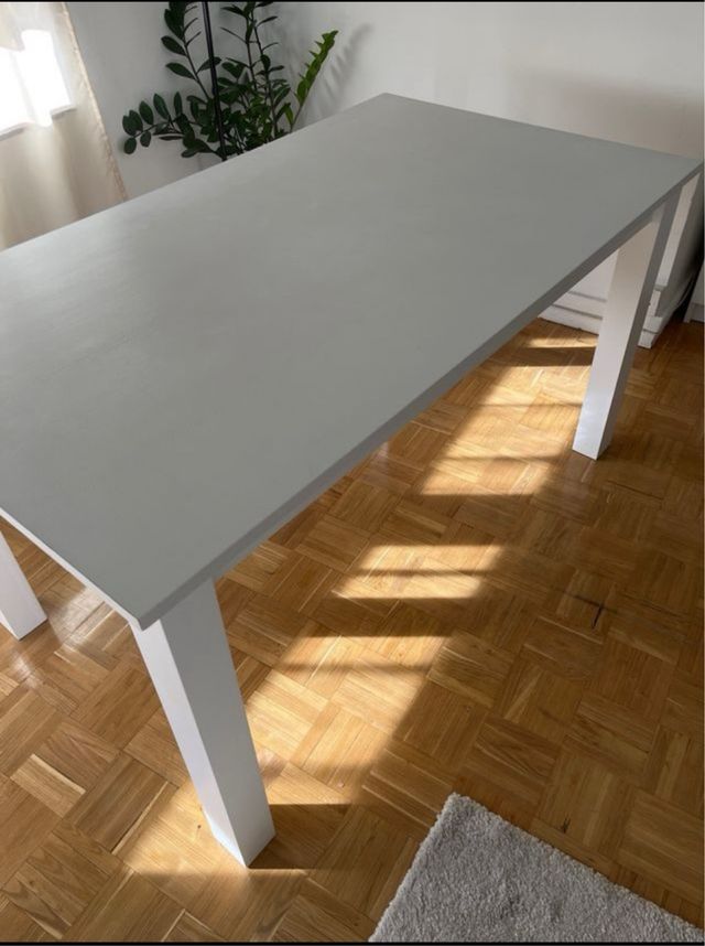 Mesa de comedor blanca de madera